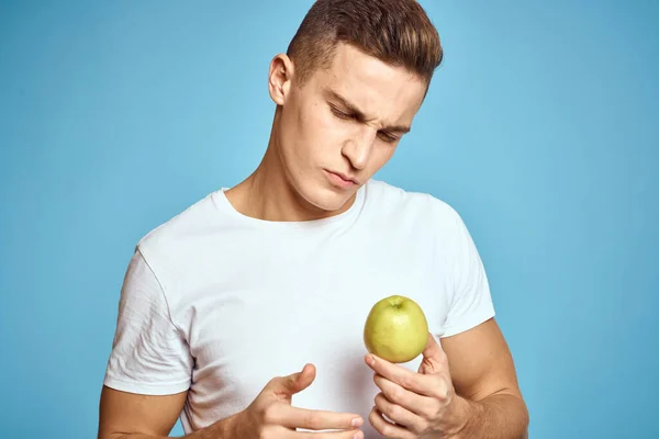 Hombre feliz con frutas frescas gesto con las manos fondo azul blanco camiseta vitaminas manzanas — Foto de Stock