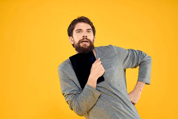 Bearded man med tablett i händer teknik arbete trådlös enhet gul bakgrund — Stockfoto