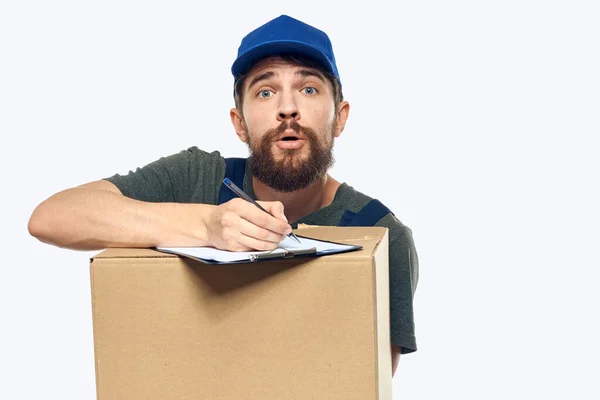 Mann in Arbeitsuniform Box Delivery Lader Kurier Licht Hintergrund — Stockfoto