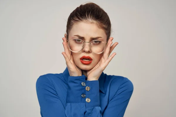 Πορτρέτο της συναισθηματικής γυναίκας σε μπλε πουκάμισο και γυαλιά φωτεινό μοντέλο μακιγιάζ φως φόντο περικοπεί προβολή Αντίγραφο Διάστημα — Φωτογραφία Αρχείου