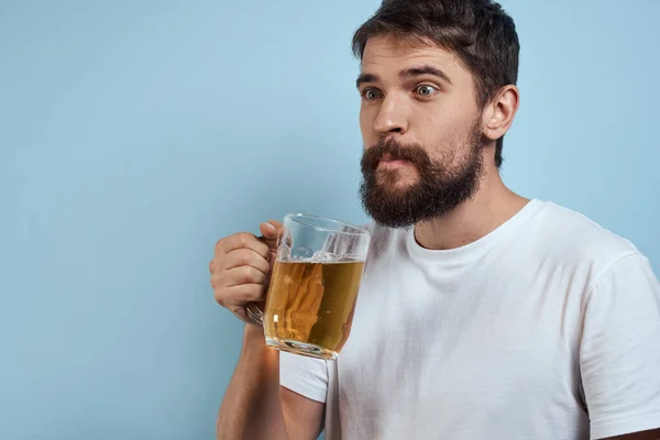 Bêbado homem cerveja caneca diversão branco t-shirt estilo de vida azul fundo — Fotografia de Stock