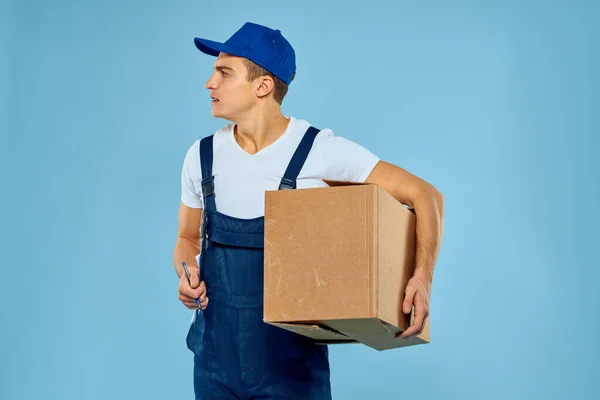 판지 상자 배달용로 더 생활 방식을 푸른 배경으로 하는 사람 — 스톡 사진