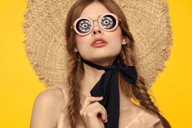 Hasır şapkalı romantik bayan. Güneş gözlüğü mankeni. Duygular.