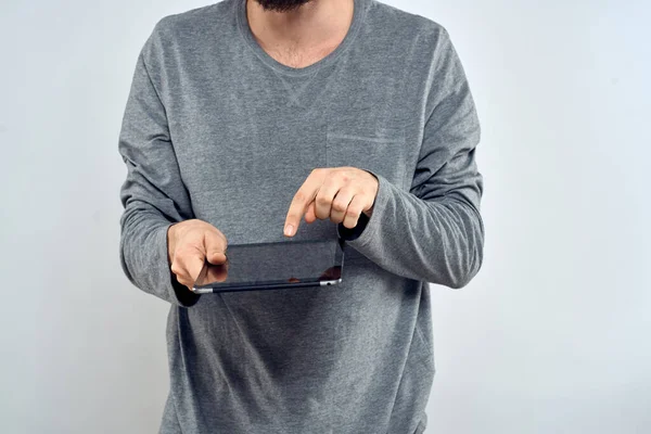 Hombre con la tableta en las manos tecnología internet estilo de vida seguro de vista recortada — Foto de Stock