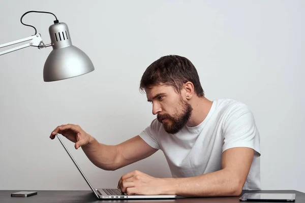 Homem de negócios com laptop na mesa gestos com mãos monitor teclado modelo e escritório lâmpada — Fotografia de Stock