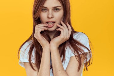 Beyaz tişörtlü güzel bir kadın. Uzun saçlı. Göz kamaştırıcı.