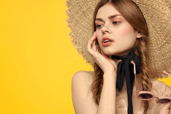 Romantisk dam i halm hatt solglasögon modell klänning känslor — Stockfoto