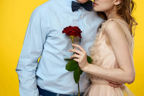 Enamored homem e mulher com rosa vermelha no fundo amarelo corte vista close-up romance — Fotografia de Stock