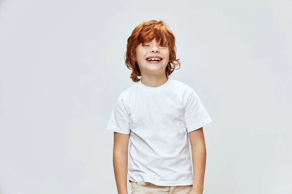 Glada rödhåriga pojke Brett leende vit T-shirt beskärs — Stockfoto