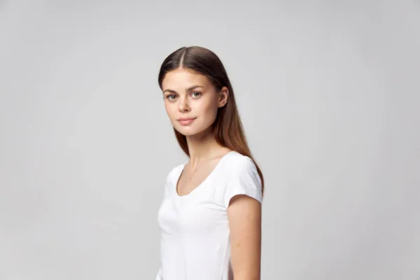 Vrouw kijkt vooruit wit t-shirt — Stockfoto