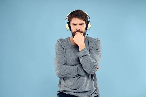 Man met koptelefoon muziek emotie levensstijl moderne stijl technologie blauwe achtergrond — Stockfoto