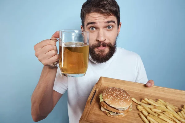 Vrolijke man mok bier fast food dieet voedsel levensstijl blauwe achtergrond alcohol — Stockfoto