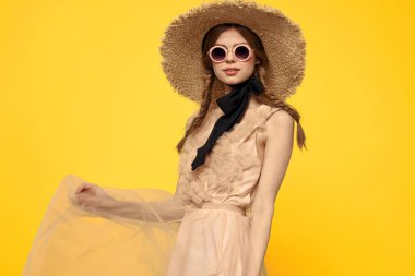 Hasır şapkalı romantik bayan. Güneş gözlüğü mankeni. Duygular.