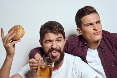 İki arkadaş bira, eğlence, alkol, arkadaşlık, hafif arka plan.