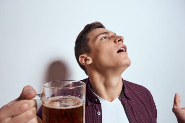 Bir kupa birayla neşeli adam alkol duyguları hafif arka plan