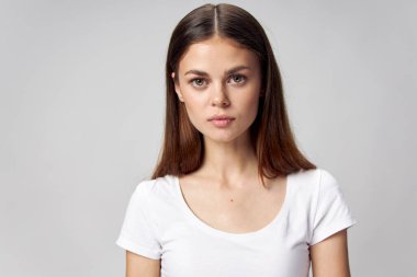 Beyaz tişörtlü güzel bir kadının portresi. 