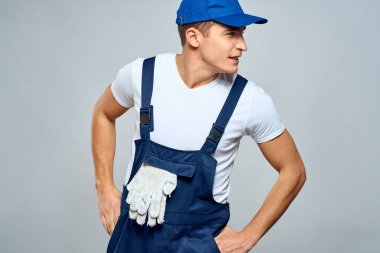 Üniformalı çalışan adam, servis hizmeti ışık arka planı