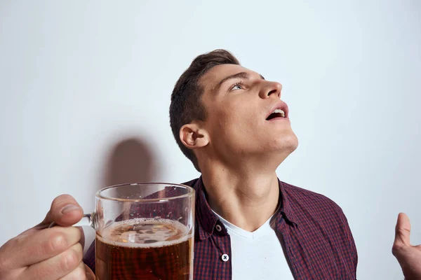 Homem alegre com caneca de cerveja álcool emoções luz fundo — Fotografia de Stock