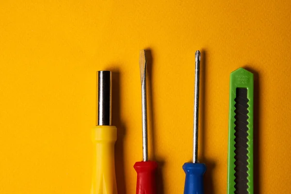 Chaves de fenda e ferramentas de construção em equipamentos de fundo amarelo para a indústria de reparação — Fotografia de Stock