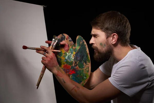 팔레트를 손에 쥐고 있는 한 남자가 예술을 창의적으로 접근하고 있습니다. — 스톡 사진