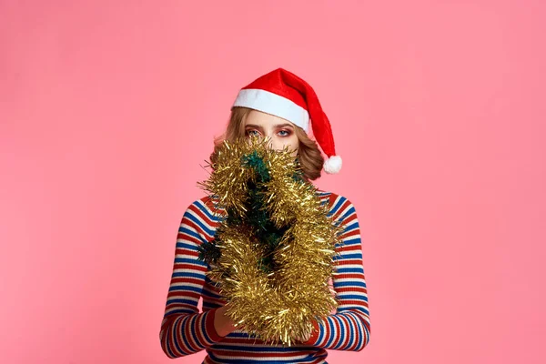 Femme avec un arbre de Noël dans ses mains et jaune shiro chapeau rouge fond rose — Photo