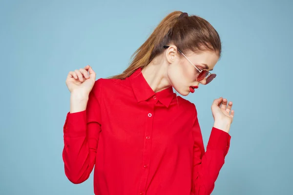 Mulher com óculos escuros lábios vermelhos charme camisa estúdio fundo azul — Fotografia de Stock