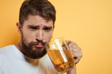 Bir kupa biralı, alkollü, yaşam tarzı beyaz tişörtlü, izole edilmiş arka planı olan bir adam.