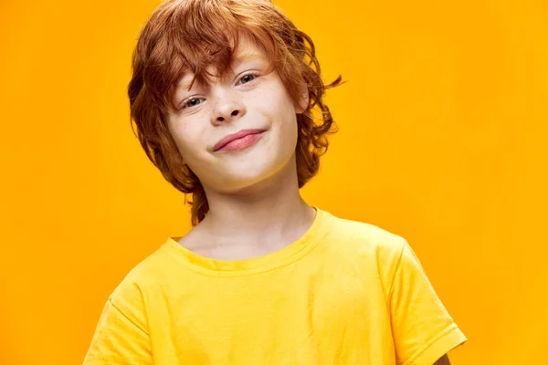 Retrato de un chico pelirrojo sobre un fondo amarillo hermosa sonrisa —  Fotos de Stock