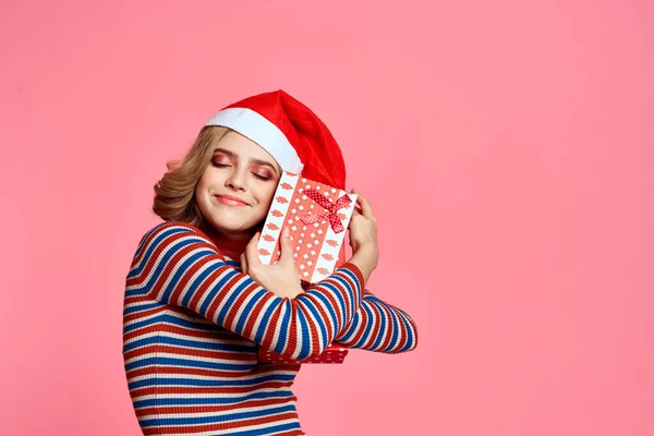 Mulher feliz com caixa de presente Natal ano novo santa claus modelo — Fotografia de Stock