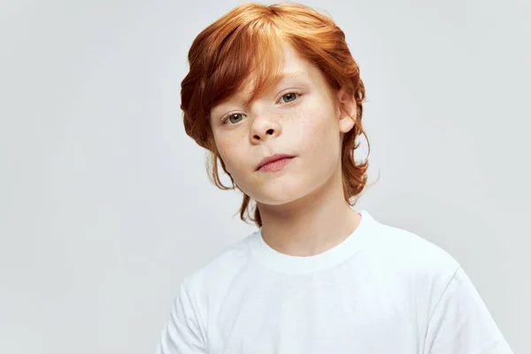 Retrato de ruiva menino corte vista branco t-shirt estúdio cinza — Fotografia de Stock