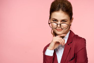 İş kadını kırmızı ceket gözlükleri yönetici yaşam tarzı stüdyo pembe arka plan