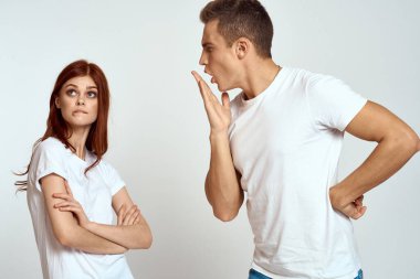 Aile çifti kot pantolon içinde beyaz tişört duyguları eğlenceli erkek ve kadın eğleniyor. 