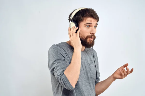 Ο άνθρωπος με ακουστικά ακούει μουσική lifestyle φως αναψυχής φόντο — Φωτογραφία Αρχείου