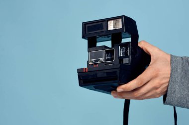 Fotoğraf makinesi profesyonel mercek teknolojisi stüdyo ekipmanı mavi arka planda.