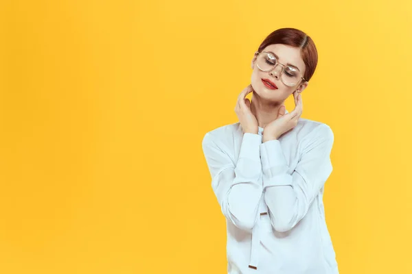 Donna in camicia bianca indossando occhiali labbra rosse stile elegante giallo sfondo isolato — Foto Stock