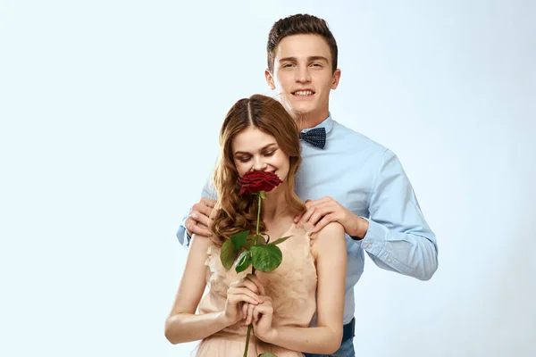 Férfi ad nő rózsa kapcsolat báj életmód ölelni életmód — Stock Fotó