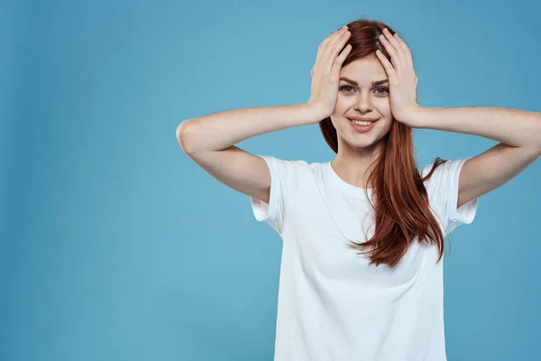 Bella donna bianco tshirt capelli lunghi glamour stile di vita ritagliato vista blu sfondo — Foto Stock