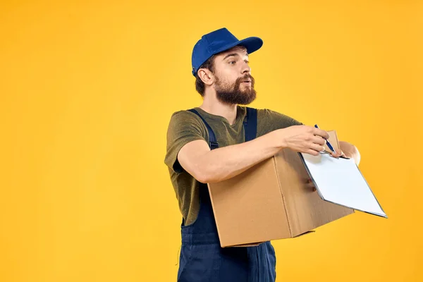 Trabalhador mensageiro masculino entregando caixas documentos de embalagem fundo amarelo — Fotografia de Stock