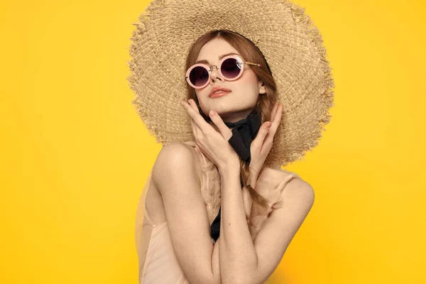 Romantique dame en paille chapeau lunettes de soleil modèle robe émotions — Photo