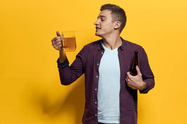 Alegre hombre taza de cerveza con botella divertido borracho estilo de vida alcohólico amarillo fondo —  Fotos de Stock