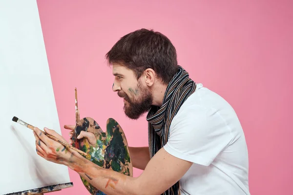 Painter holding palette drawing art easel hobby creativity pink background — Stock Photo, Image