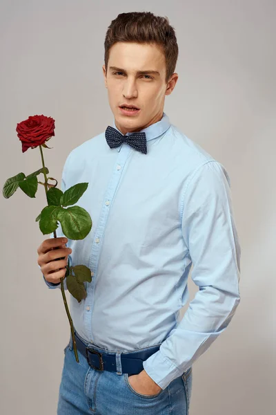 Romantisk man med röd ros och lätt skjorta byxor kostym — Stockfoto