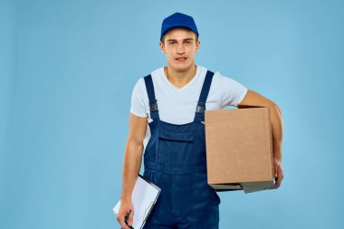 Karton kutulu işçi teslimat yükleyici yaşam tarzı mavi arkaplan