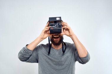 Kamera hobisi olan fotoğrafçı stüdyo yaşam tarzı yaratıcı ışık arka planı