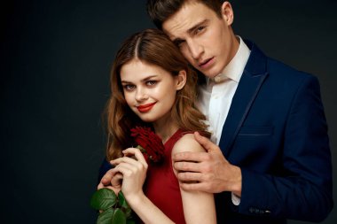 Lüks bir çift olarak romantik bir ilişki, karanlık ve izole bir arkaplanda yükseldi.