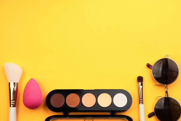 Paleta de cosméticos profissionais com pincéis de maquiagem de sombra — Fotografia de Stock
