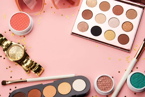 Kosmetik pada background pink eyeshadow brush powder blush clock — Stok Foto