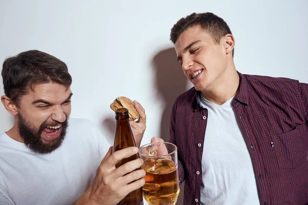 Два друга пить пиво досуга весело алкоголь дружба образ жизни легкий фон — стоковое фото
