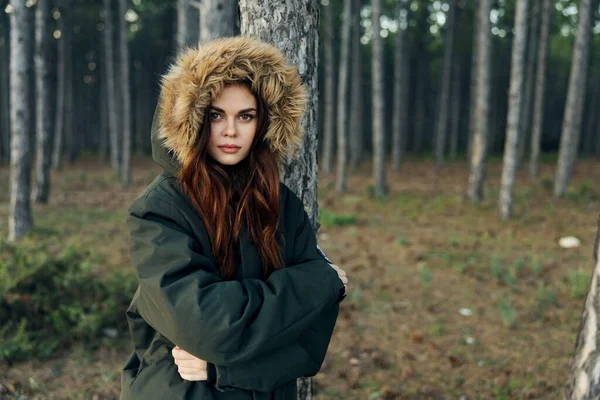 Vrouw in herfst jas in bos reizen wandeling levensstijl — Stockfoto