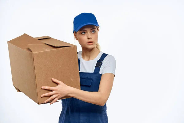 Женщина работает форма коробка в руках упаковки службы легкий фон — стоковое фото